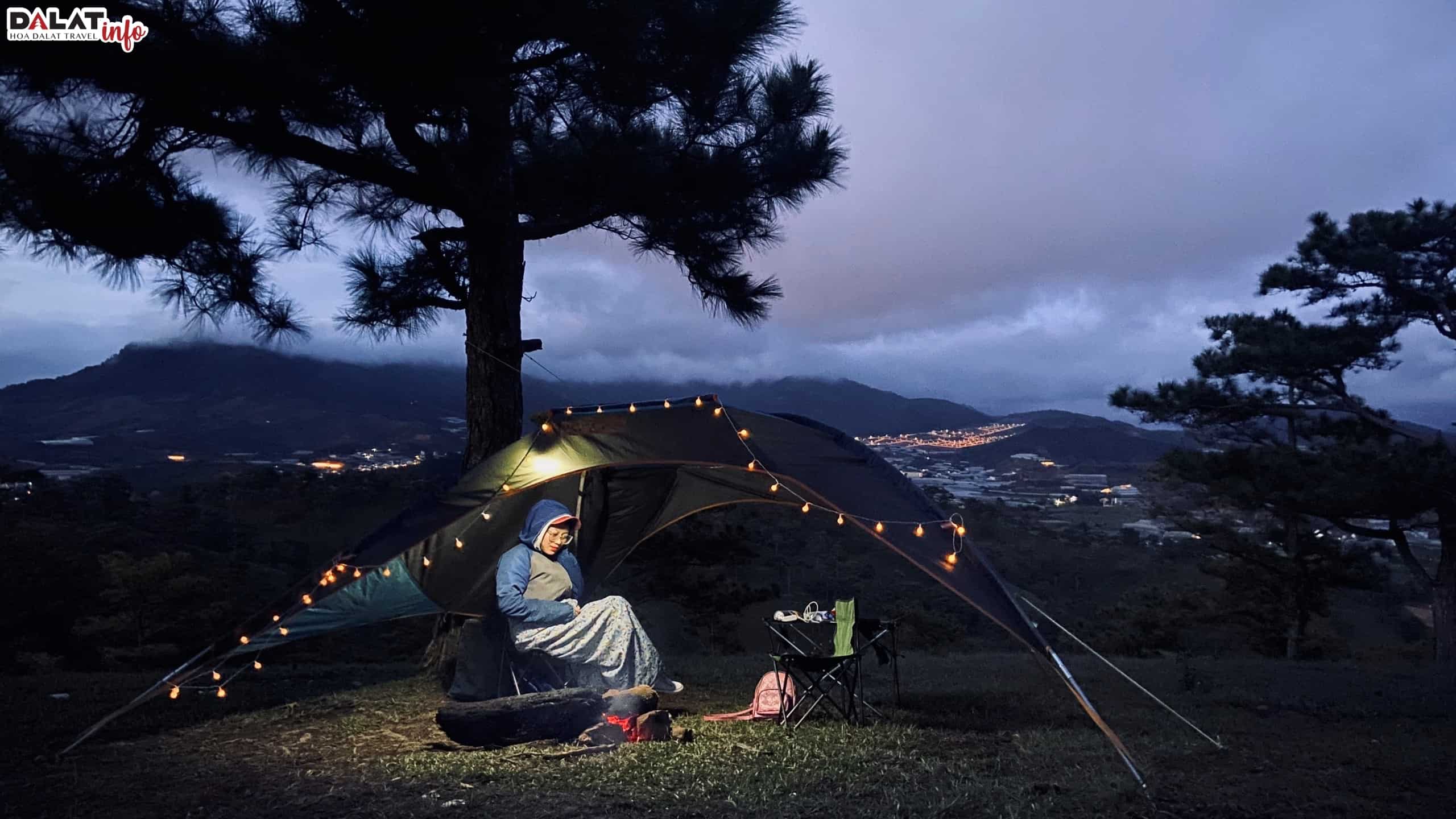 Cắm trại ngắm hoàng hôn trên đồi