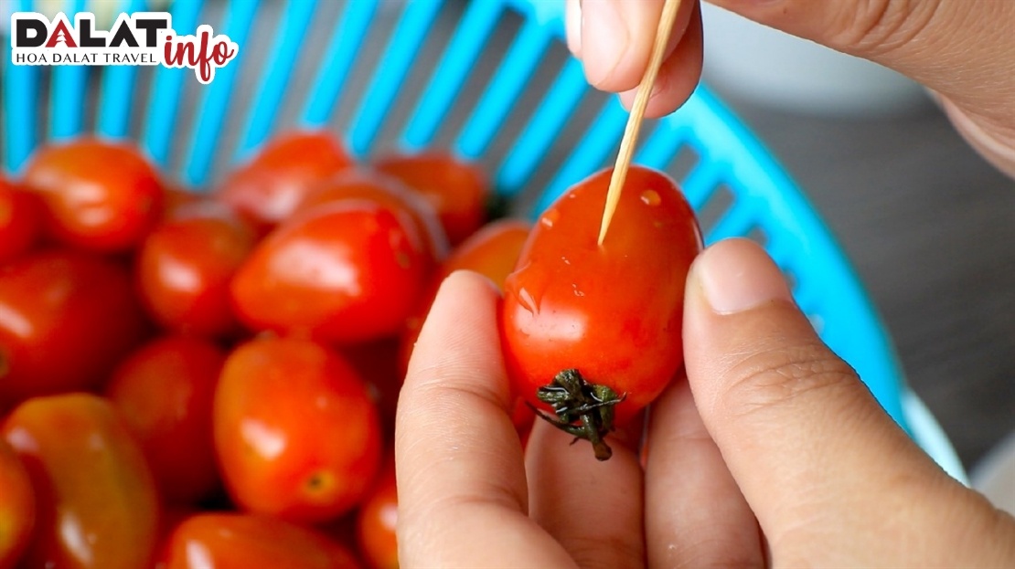 Làm mứt cà chua bi cũng khá đơn giản