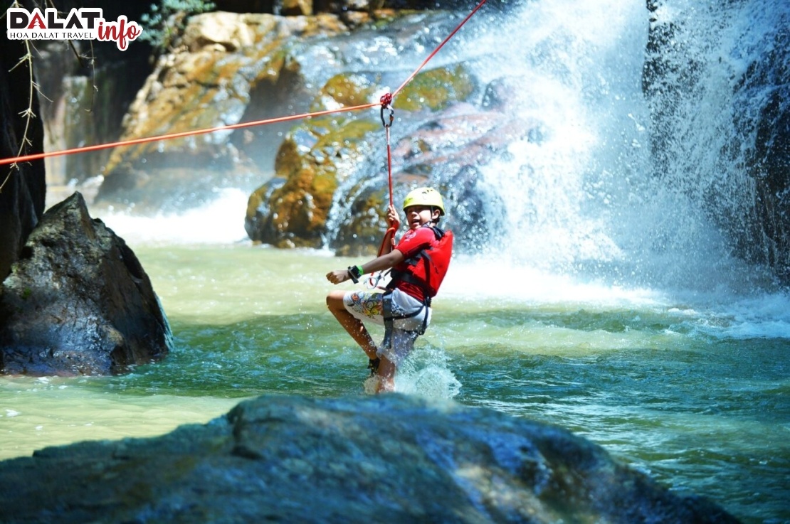 Bạn có thể dừng chân tham gia nhiều trò chơi mạo hiểm tại khu du lịch thác Datanla
