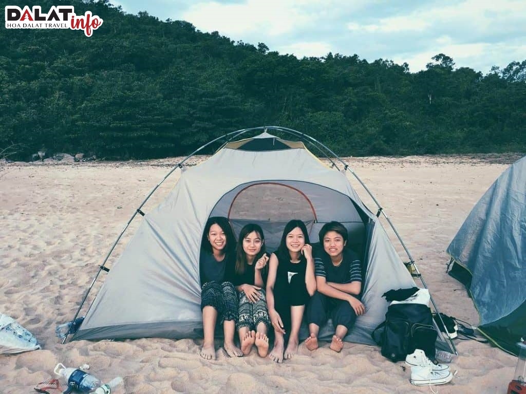 Cắm trại cùng bạn bè tại làng Vân
