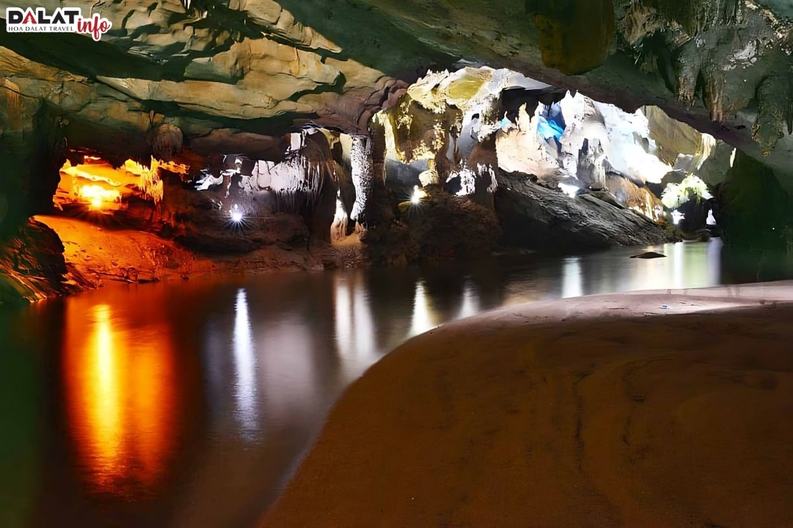 Bên trong là những hồ nước xanh mát trong hang động, phản chiếu ánh đèn lung linh