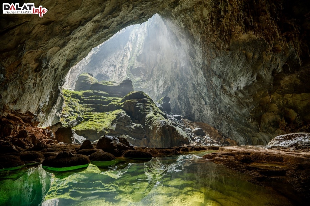 Hàng trăm hang động và có nhiều hang động nổi tiếng được đưa vào lịch sử