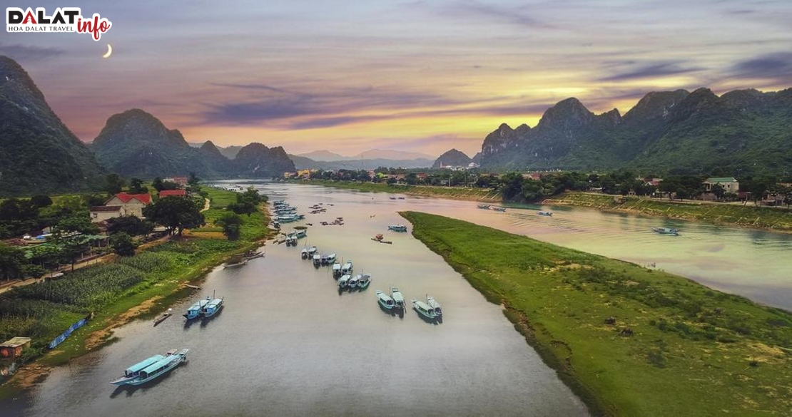 Toàn cảnh bến thuyền Sông Son nơi bắt đầu tham quan Động Phong Nha