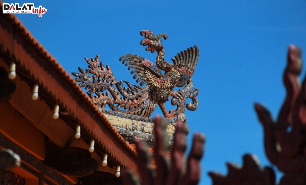 Phần mái của chùa được chạm trổ tinh xảo