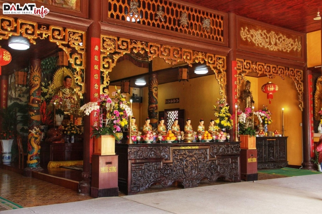 Tòa chính điện của chùa dài khoảng 20m, gồm ba gian thông nhau