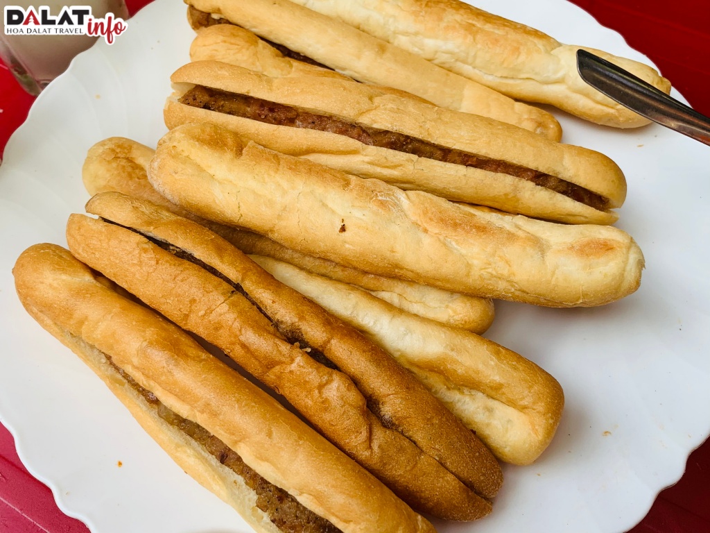 Bánh mì que cay – Món ăn vặt Hải Phòng nổi tiếng