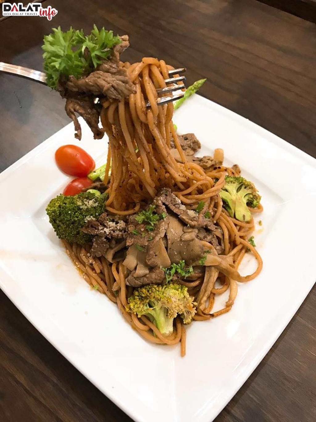 Ong Nâu Spaghetti - Tân Phú
