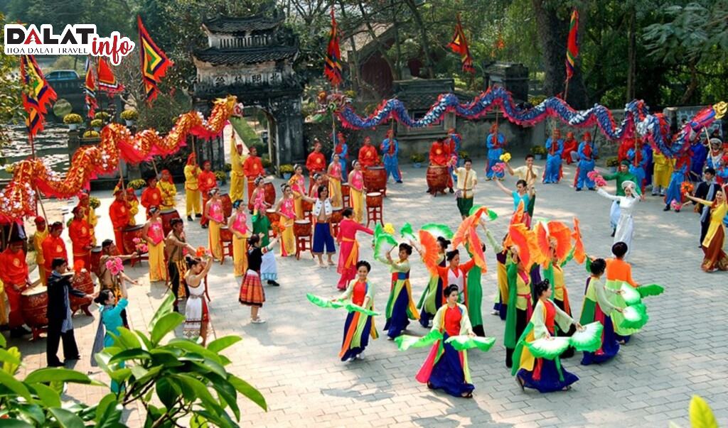 Mùa xuân là thời điểm diễn ra nhiều lễ hội ở Ninh Bình