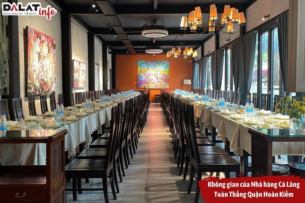 Nhà hàng Cá Lăng Toàn Thắng có không gian ấm cúng và trang trí mang đậm phong cách Việt Nam