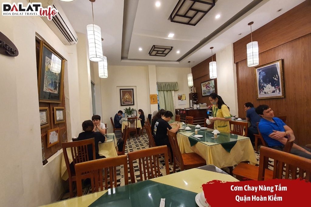 Nhà hàng Cơm Chay Nàng Tấm có không gian được trang trí nhẹ nhàng, thanh tịnh