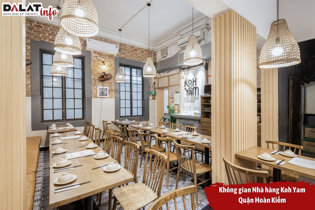 Nhà hàng Koh Yam có không gian rộng rãi và sạch sẽ